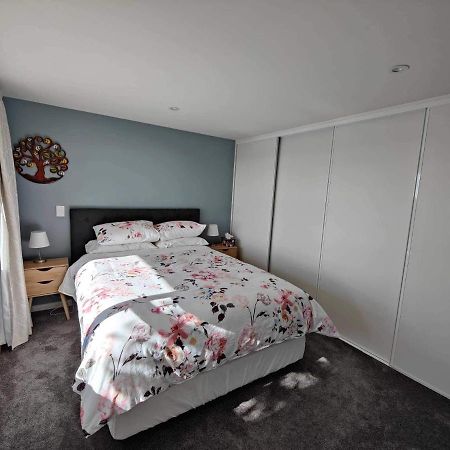 Fully Renovated Hillside Apartment Close To City ไครสต์เชิร์ช ภายนอก รูปภาพ