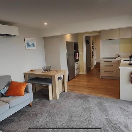 Fully Renovated Hillside Apartment Close To City ไครสต์เชิร์ช ภายนอก รูปภาพ