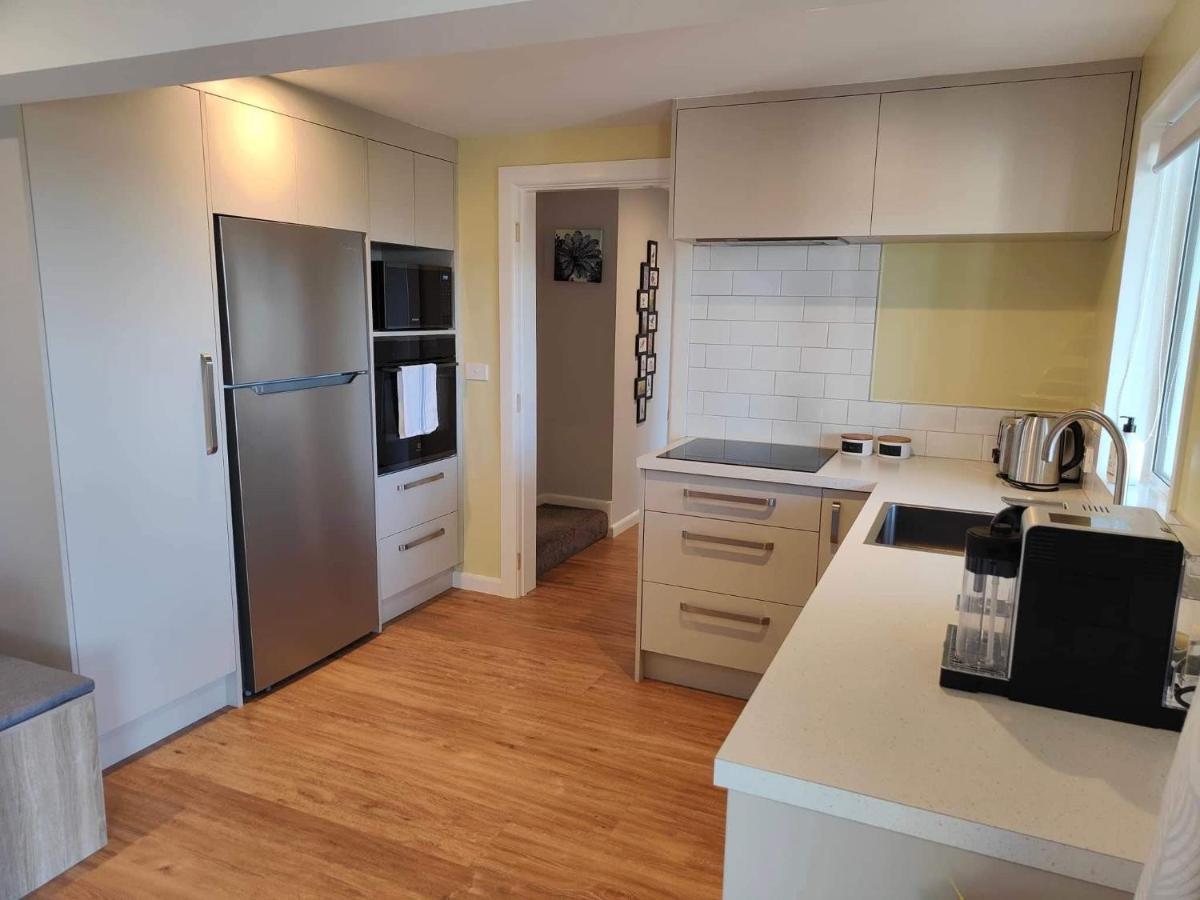 Fully Renovated Hillside Apartment Close To City ไครสต์เชิร์ช ภายนอก รูปภาพ